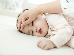 갑자기 아기 열날 때, 아기 열 내리는 방법 4가지 썸네일