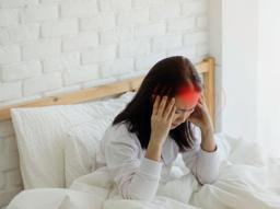 '이 시간'에 두통 심하다면 뇌종양? 뇌종양 의심증상부터 진단, 치료, 수술법까지  썸네일