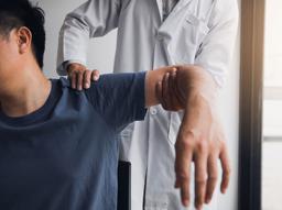 몸이 뻣뻣하게 굳어가는 "루게릭병" 증상부터 원인, 치료에 관하여  썸네일