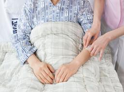 오래 누워있는 환자 괴롭히는 ‘욕창' 단계부터 치료법, 증상 알아보기  썸네일