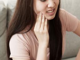 "턱 주변이 붓고 아파요" 침샘염 증상부터 원인, 치료법, 예방법 알아보기  썸네일