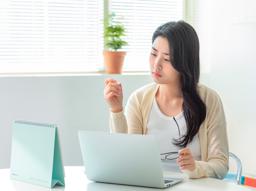렌즈 낀 채로 인공눈물 넣어도 될까? 썸네일