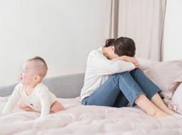 부모와의 애착 결핍 "반응성 애착장애" 증상과 원인은?  썸네일